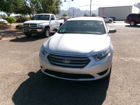 Used 2015 Ford Taurus SE image 3