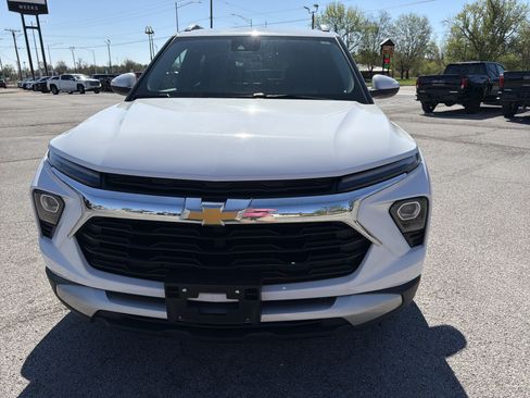 Used 2025 Chevrolet TrailBlazer LT AWD/4WD image 2