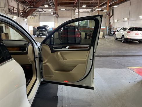 Used 2013 Volkswagen Touareg VR6 AWD/4WD image 20