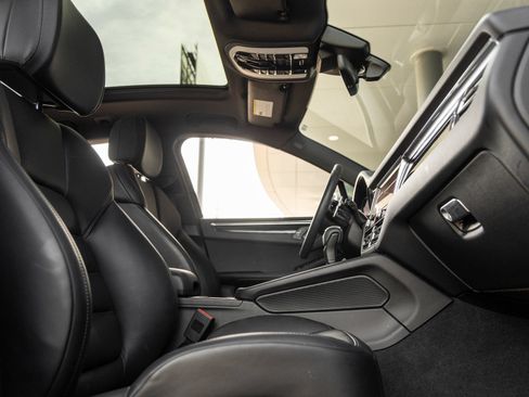 Certified 2025 Porsche Macan AWD/4WD image 45