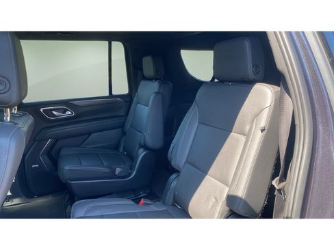Used 2022 Chevrolet Suburban Z71 w/ Luxury Package AWD/4WD image 14