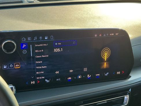 Used 2025 Chevrolet Traverse LT image 26