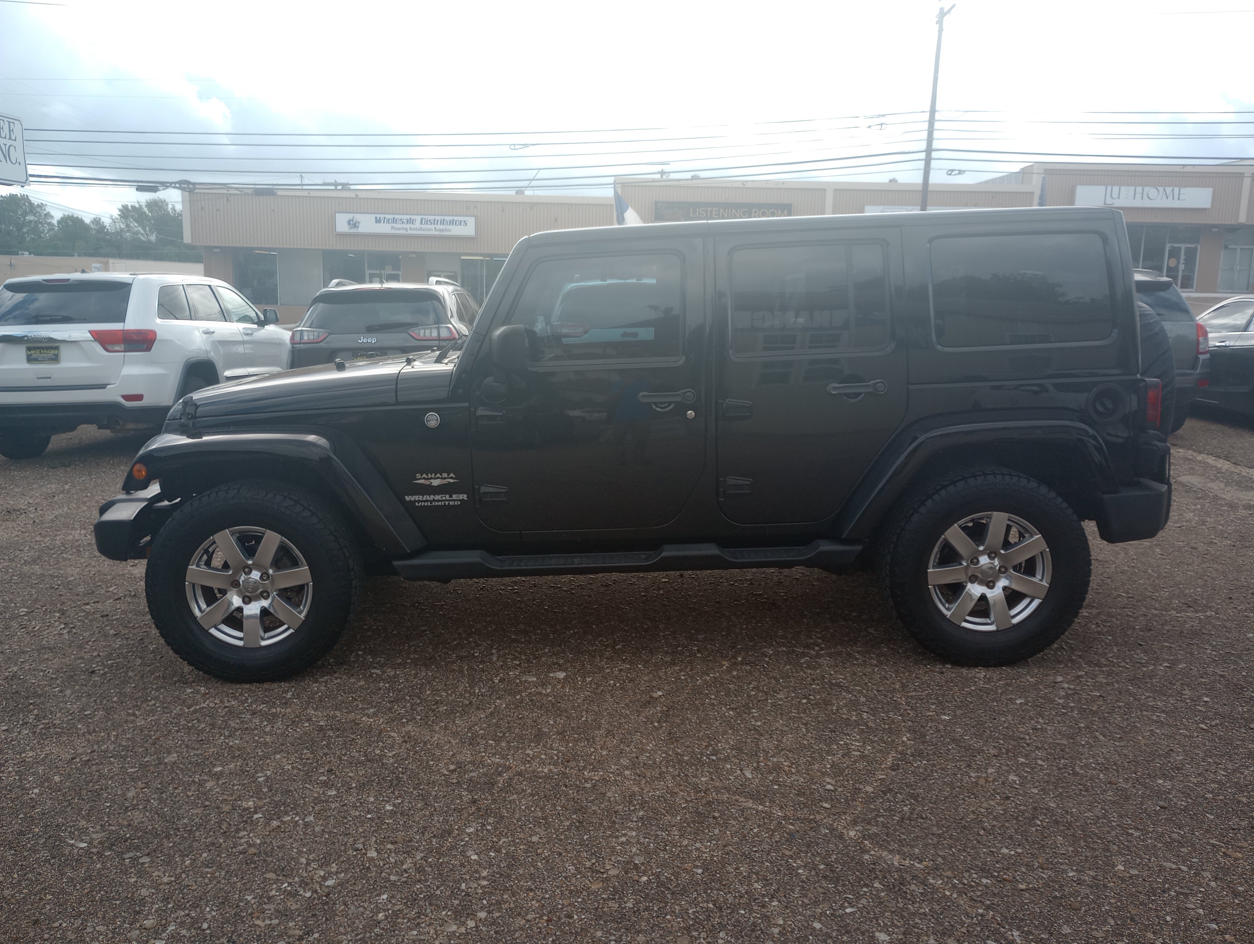 Used 2012 Jeep Wrangler Unlimited Sahara w/ Dual Top Group AWD/4WD image 4