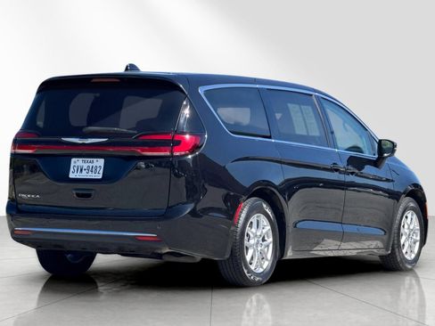 Used 2023 Chrysler Pacifica Touring-L FWD image 4