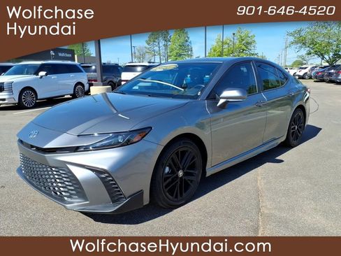 Used 2025 Toyota Camry SE image 1