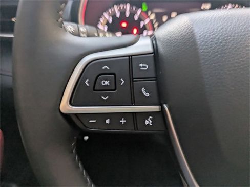 Used 2024 Toyota Highlander FWD image 13