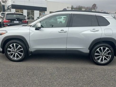 Used 2022 Toyota Corolla Cross XLE image 5