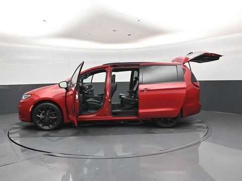 Used 2025 Chrysler Pacifica Limited FWD image 50