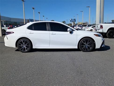 Used 2021 Toyota Camry SE image 3