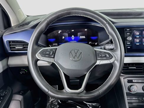 Used 2022 Volkswagen Taos SE w/ Panoramic Sunroof Package FWD image 19