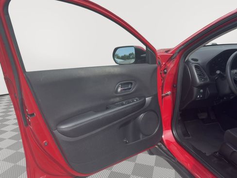 Used 2018 Honda HR-V LX image 9