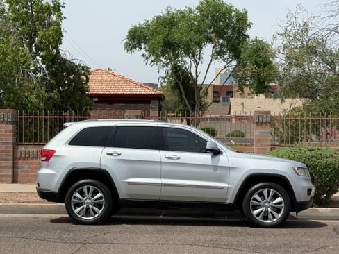 Used 2013 Jeep Grand Cherokee Laredo AWD/4WD image 9