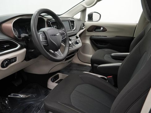 Used 2023 Chrysler Voyager LX image 16