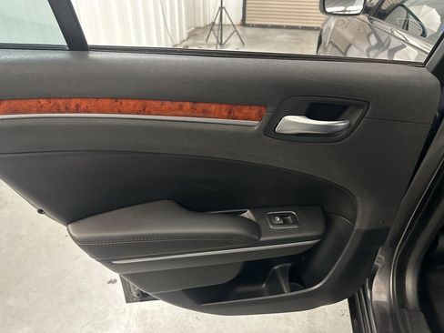 Used 2014 Chrysler 300 image 28