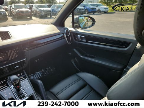 Used 2023 Porsche Cayenne AWD/4WD image 18
