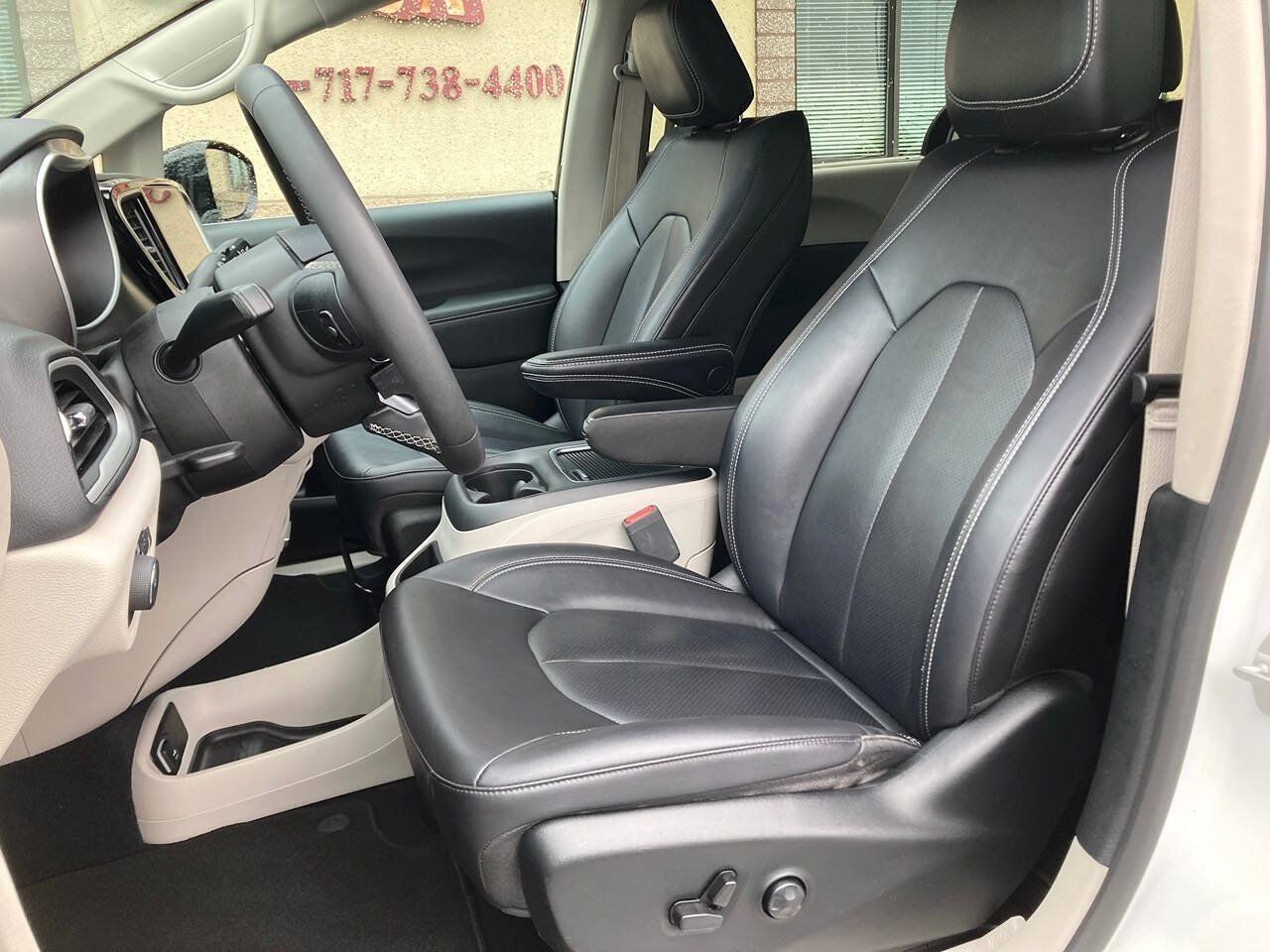 Used 2024 Chrysler Pacifica Touring-L FWD image 8