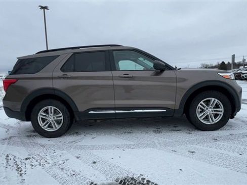 Used 2021 Ford Explorer XLT w/ Equipment Group 202A image 9