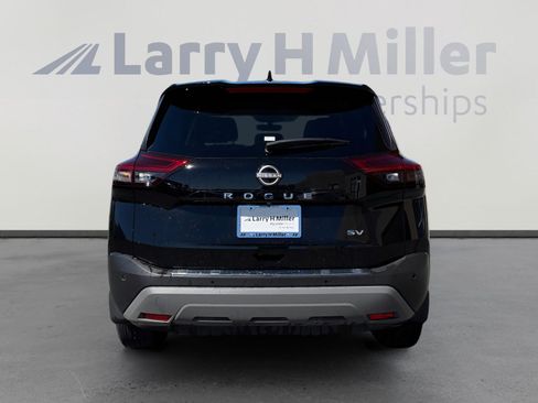 Used 2023 Nissan Rogue SV image 4
