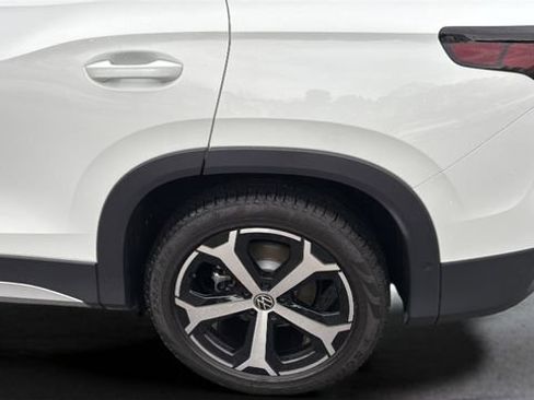 Used 2025 Volkswagen Tiguan SE image 33