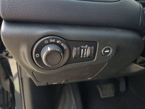 Used 2015 Chrysler 200 Limited w/ Convenience Group FWD image 18