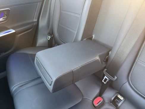 Used 2024 Mercedes-Benz GLC 300 4MATIC image 30