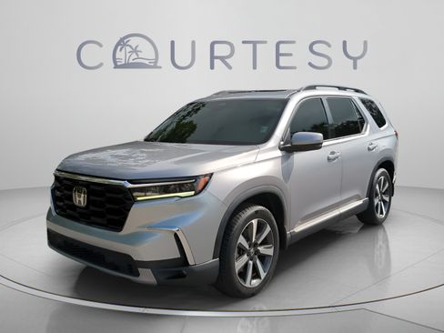 Used 2024 Honda Pilot Touring image 2