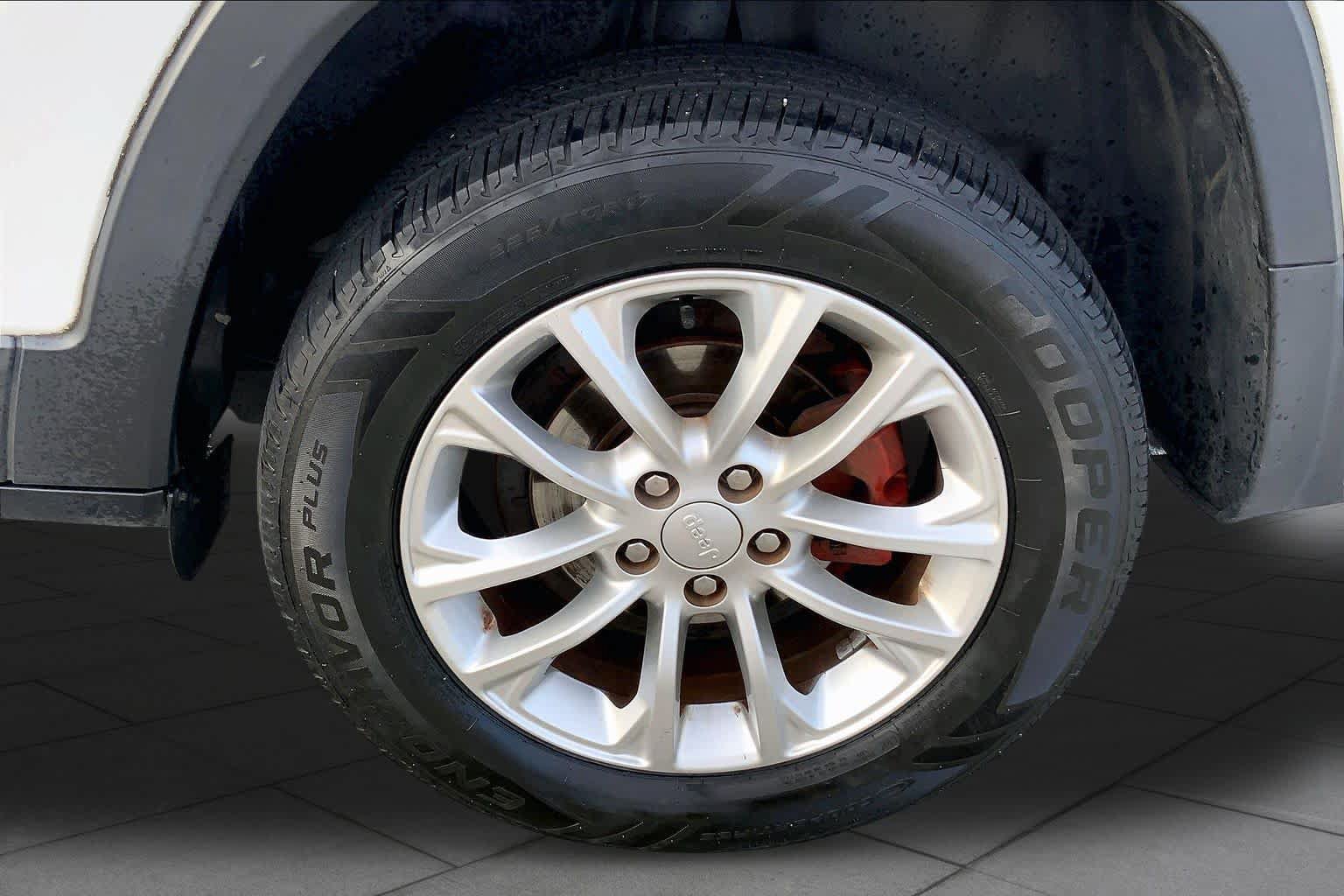 Used 2019 Jeep Cherokee Latitude w/ Cold Weather Group FWD image 10
