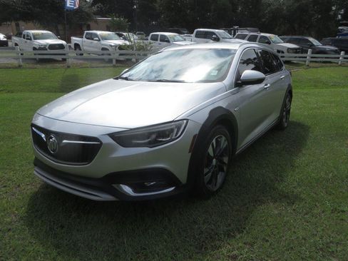 Used 2018 Buick Regal Essence w/ Driver Confidence Package #1 AWD/4WD image 2
