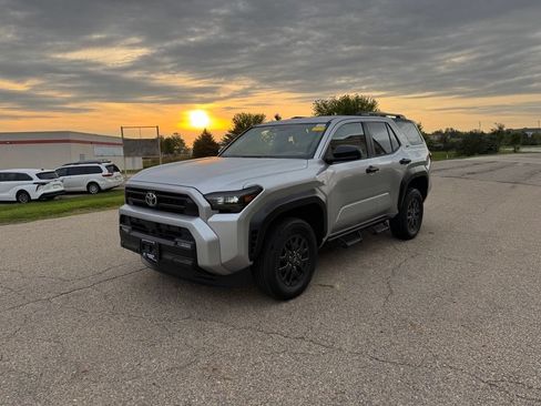 Used 2025 Toyota 4Runner SR5 AWD/4WD image 11