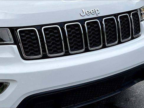 Used 2021 Jeep Grand Cherokee Laredo AWD/4WD image 37