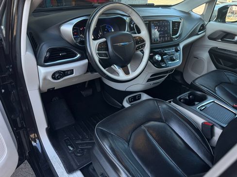 Used 2019 Chrysler Pacifica Limited w/ Advanced Safetytec Group FWD image 10