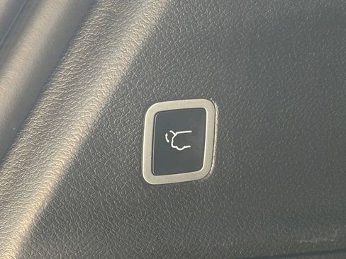 Used 2025 Chrysler Pacifica Limited image 29