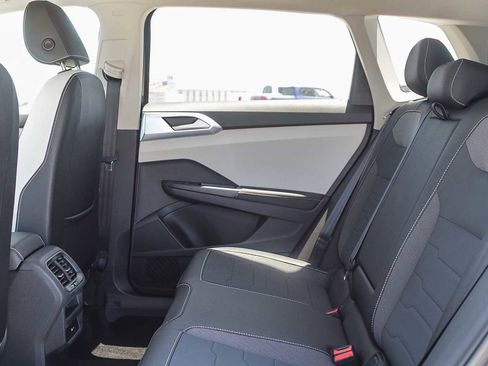 New 2025 Volkswagen Taos SE w/ Black Wheel Package FWD image 18