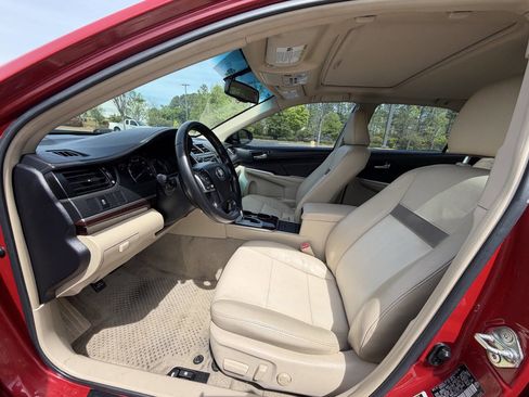 Used 2014 Toyota Camry XLE w/ Leather Package image 10