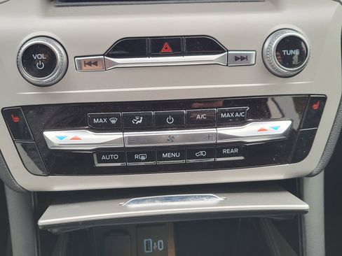 Used 2023 Ford Explorer XLT image 19