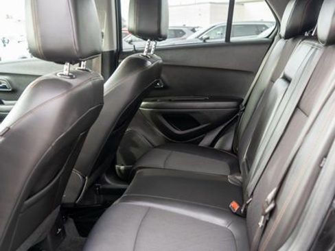 Used 2022 Chevrolet Trax LT w/ LT Convenience Package image 12