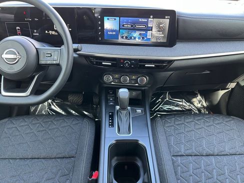 Used 2025 Nissan Kicks SV image 3