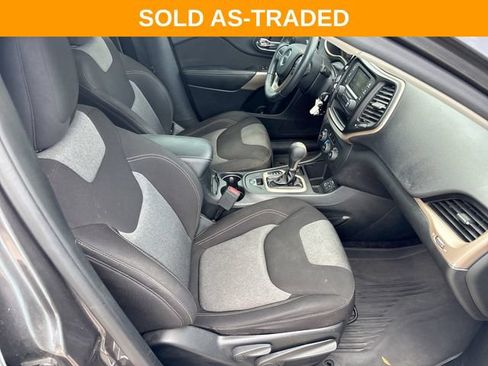 Used 2018 Jeep Cherokee Latitude w/ Altitude Package FWD image 24