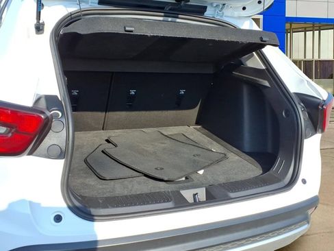 Used 2025 Chevrolet Trax LT FWD image 23