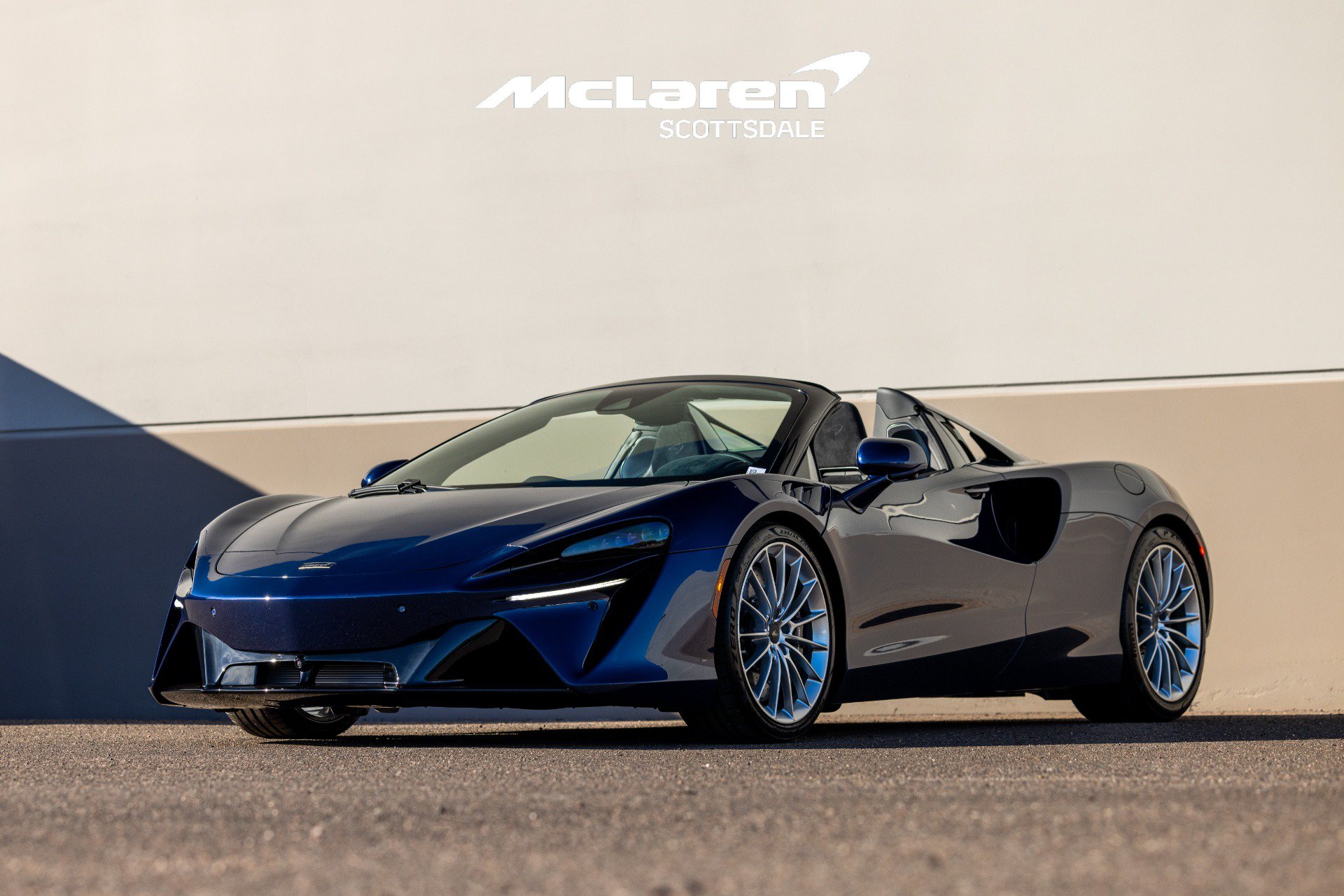 Used 2025 McLaren Artura Spider RWD image 4