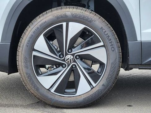 New 2026 Volkswagen Taos SE AWD/4WD image 9