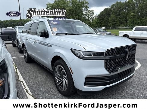 Used 2025 Lincoln Navigator L Reserve AWD/4WD image 1
