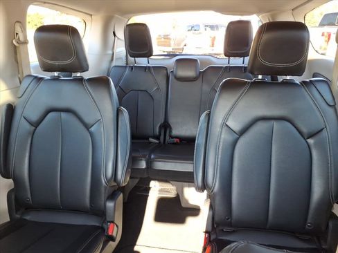 Used 2024 Chrysler Pacifica Touring-L image 17