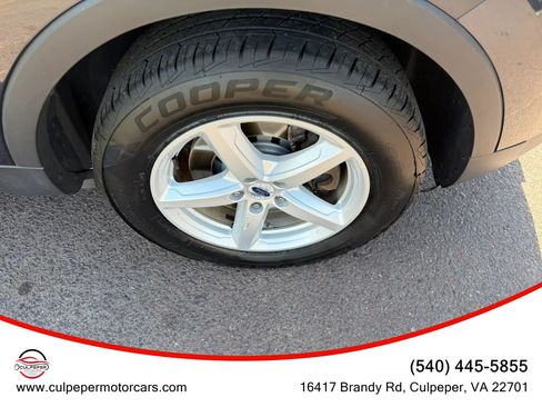 Used 2017 Ford Explorer XLT w/ Equipment Group 202A AWD/4WD image 29