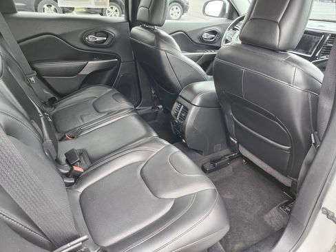 Used 2019 Jeep Cherokee Overland AWD/4WD image 21
