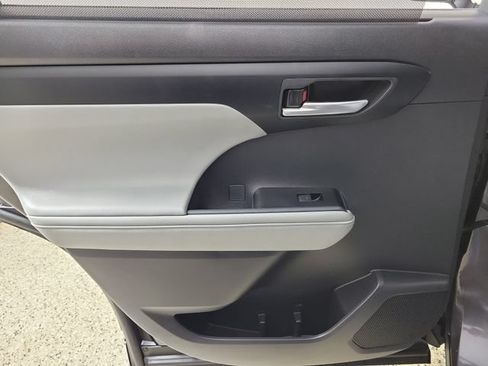 Used 2025 Toyota Highlander XLE FWD image 15