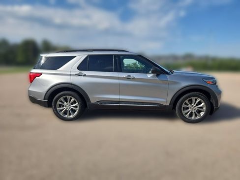 Used 2020 Ford Explorer XLT w/ Equipment Group 202A AWD/4WD image 16