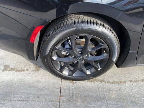 Used 2025 Chrysler Pacifica Limited image 15