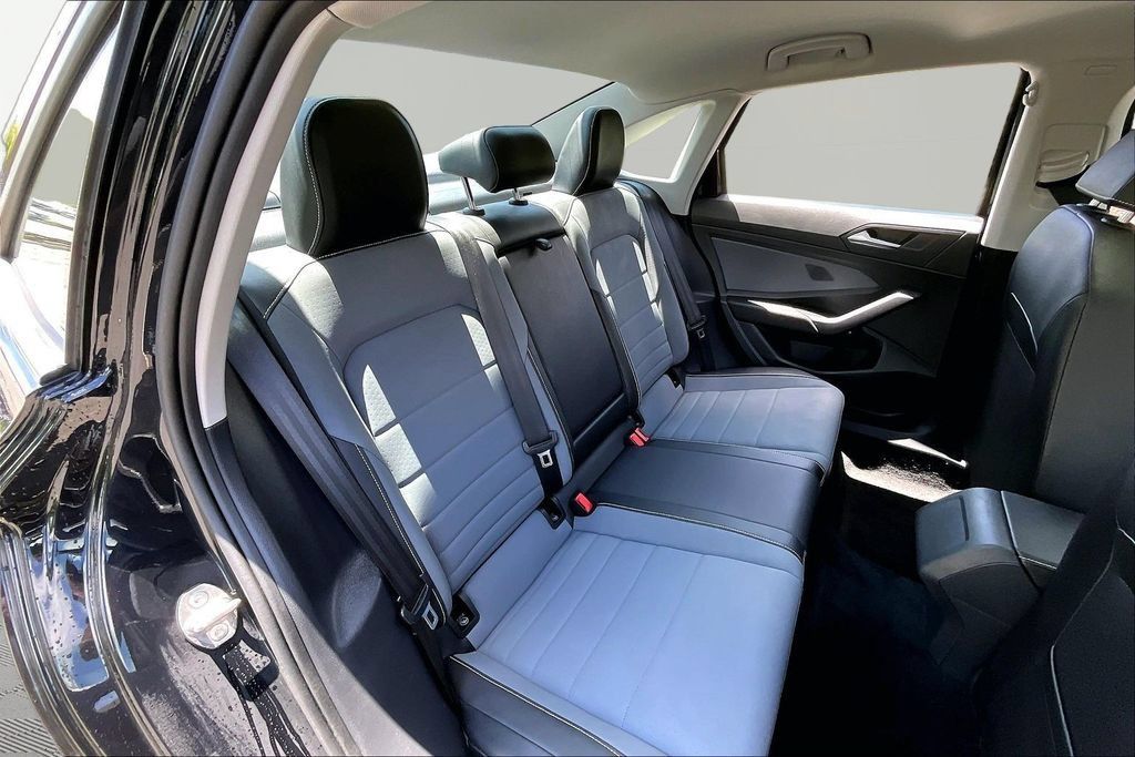 Used 2025 Volkswagen Jetta SE FWD image 14