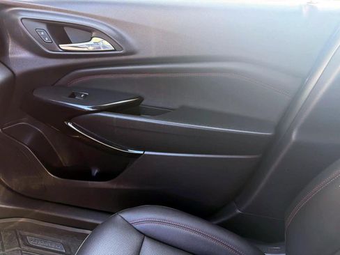 Used 2025 Chevrolet Trax RS FWD image 20